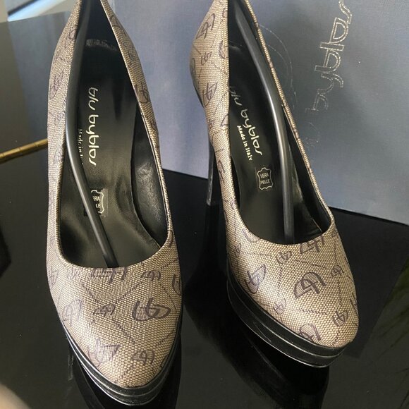 Byblos Shoes - NWOT Byblos Platform Shoes - Size 6